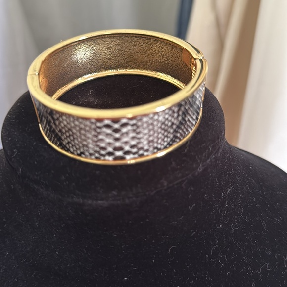 Caché set gold tone snake skin earrings and bracelet - Picture 8 of 9